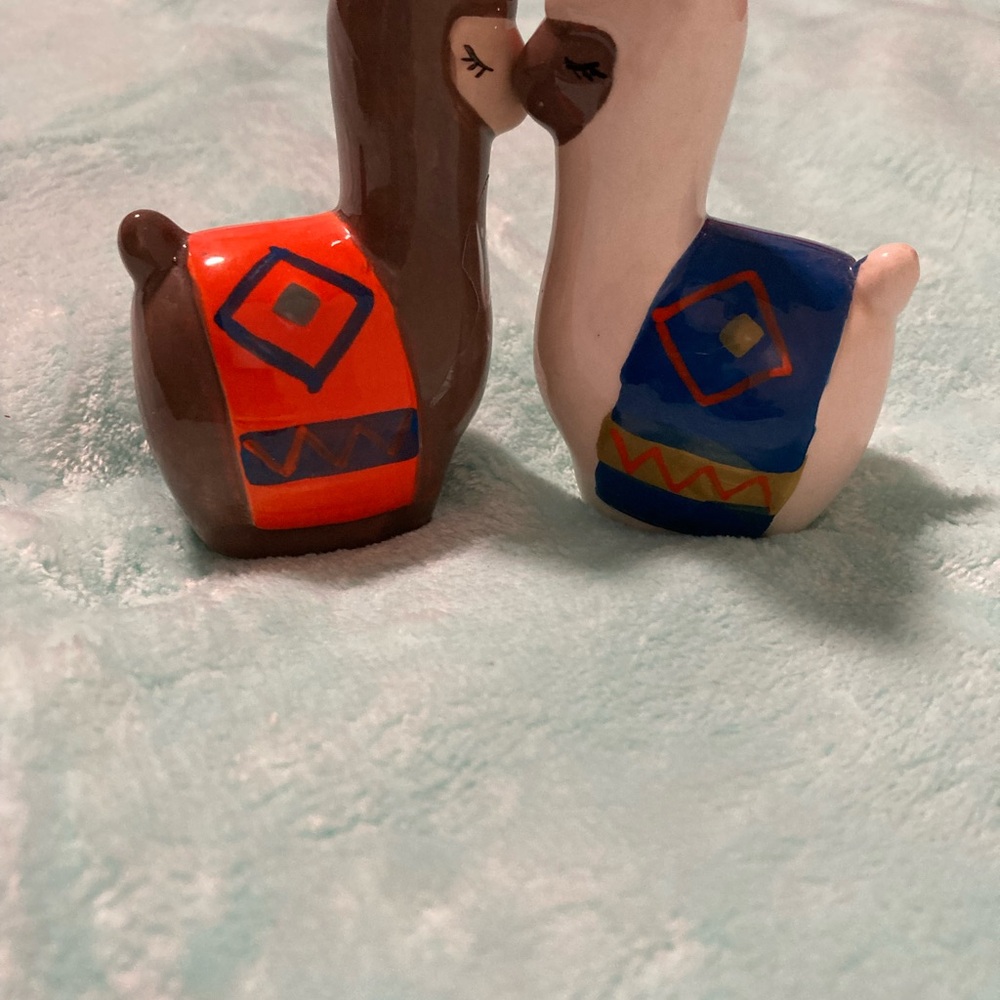 Alpaca Salt & Pepper Shaker Set - Picture 3 of 3